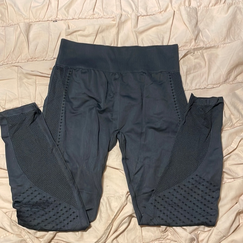 Fabletics Seamless Mid-Rise Jacquard 7/8 Leggings - New With Tag